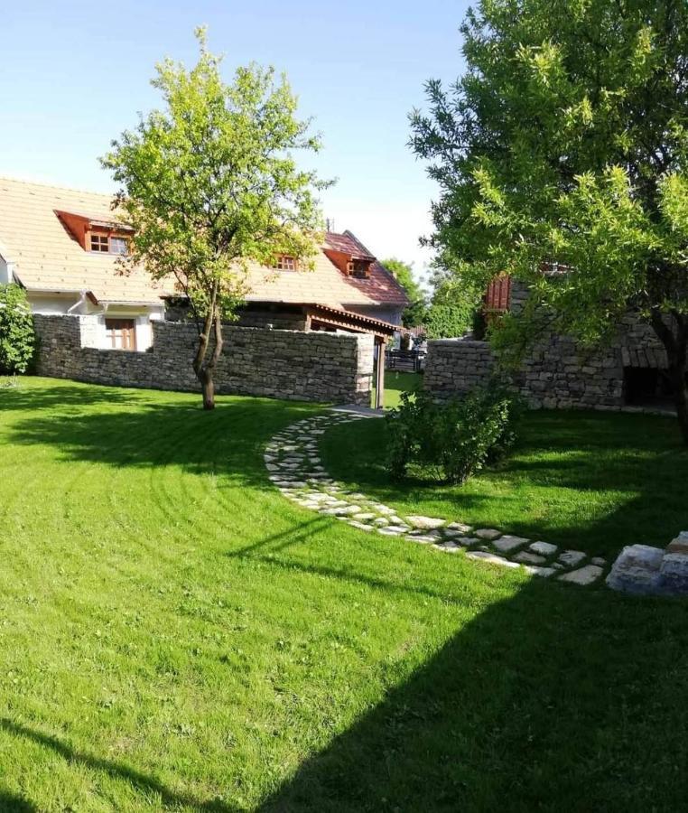 Aracsi Vendeghaz Hotel Balatonfured Exterior photo
