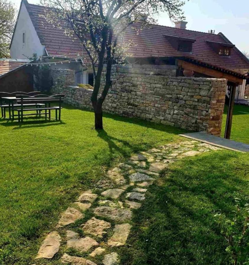 Aracsi Vendeghaz Hotel Balatonfured Exterior photo