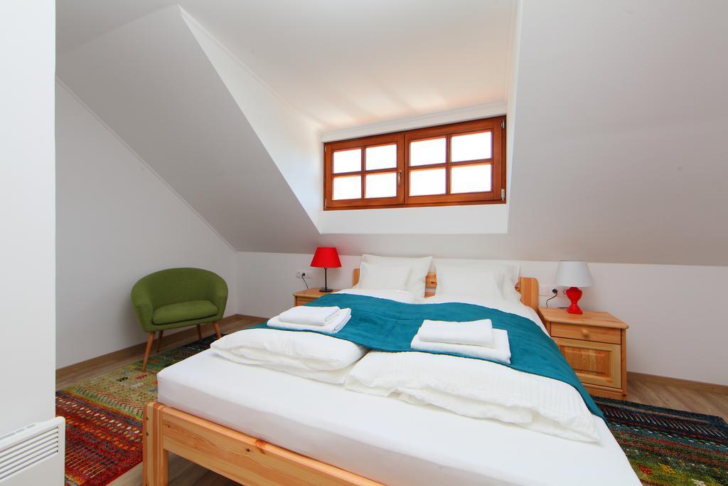 Aracsi Vendeghaz Hotel Balatonfured Exterior photo