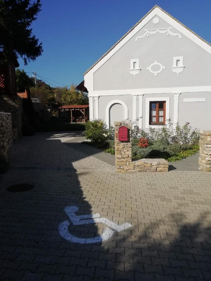 Aracsi Vendeghaz Hotel Balatonfured Exterior photo